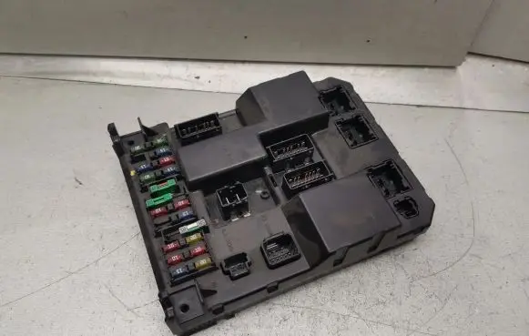 Peugeot 307 Fuse module 9651197680 9651196980