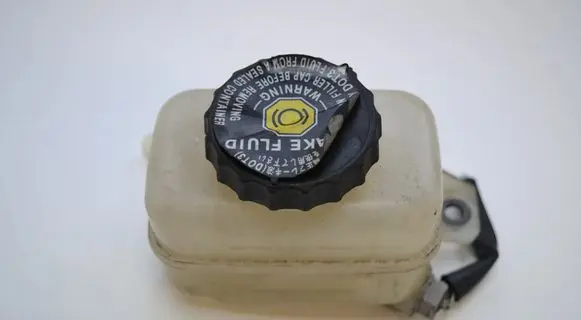 Lexus RX 330 - 350 - 400H Brake fluid reservoir 13231140330