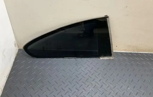 BMW 3 E92 E93 Rear vent window glass 7119178