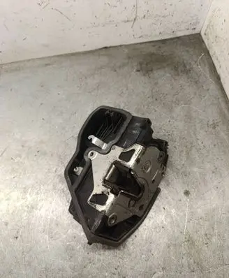 BMW X3 E83 Front door lock 7202143
