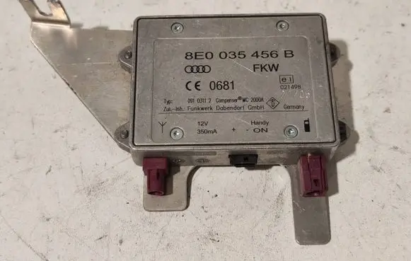 Audi A4 S4 B7 8E 8H Aerial antenna amplifier 8E0035456B E068 09103112