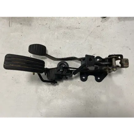 Accelerator throttle pedal