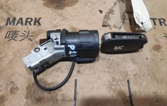 Peugeot 208 Ignition lock 9663123380