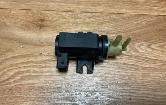 Opel Insignia A Turbo solenoid valve 55573362 11T045 70142003