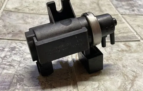 BMW 5 E39 Turbo solenoid valve 72279600 2247906