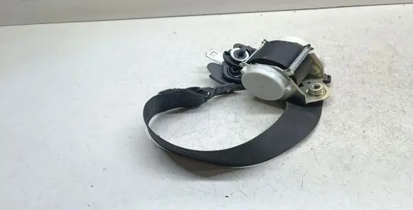 BMW X3 E83 Front seatbelt 3303330