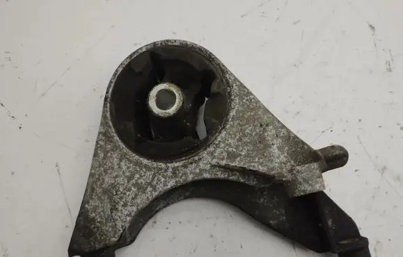 Chevrolet Captiva Engine mount bracket