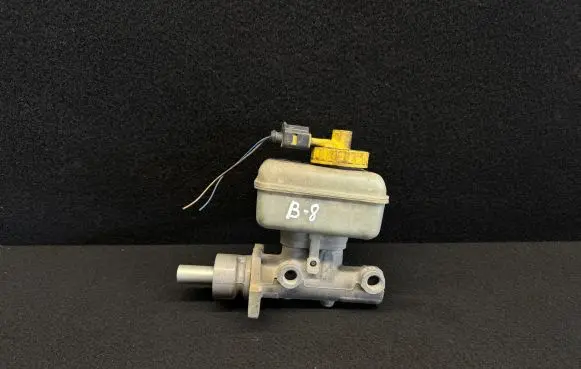 Volkswagen Golf IV Master brake cylinder 21027099
