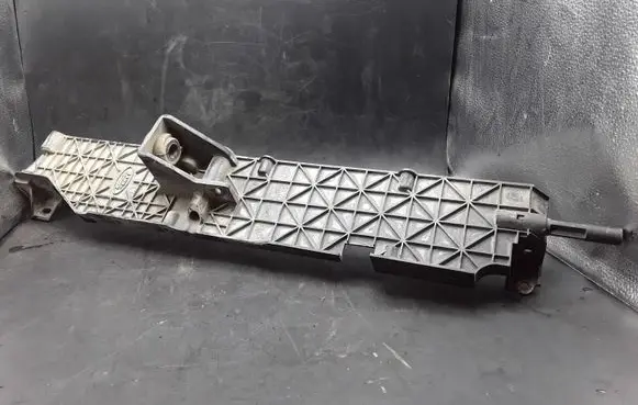 Land Rover Discovery 3 - LR3 Radiator mount bracket 8B588AB AH328B588AB