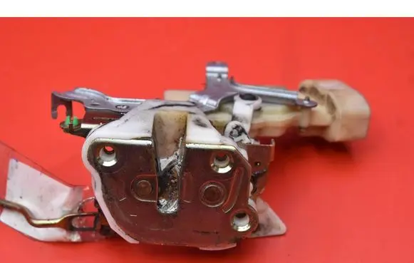 Toyota Yaris Verso Front door lock 