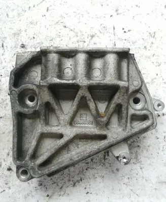 Opel Insignia A Engine mounting bracket 96440352