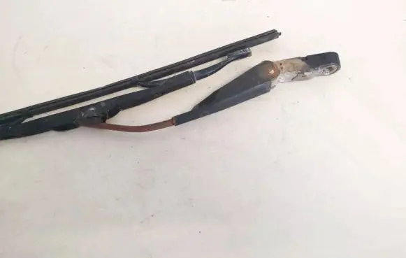 Rear wiper blade arm