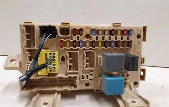 Toyota Avensis T250 Fuse module 8264105020A 06062018524401 NTTHD000