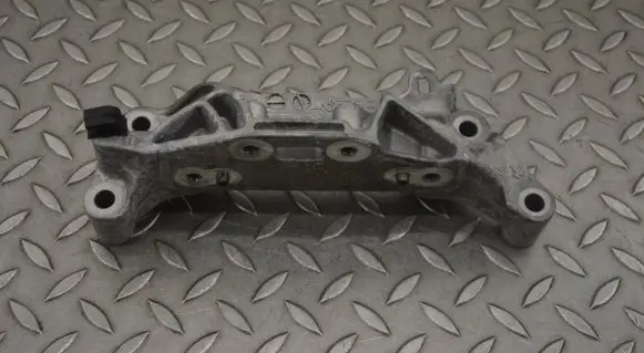 Peugeot 208 Engine mounting bracket 9813582980