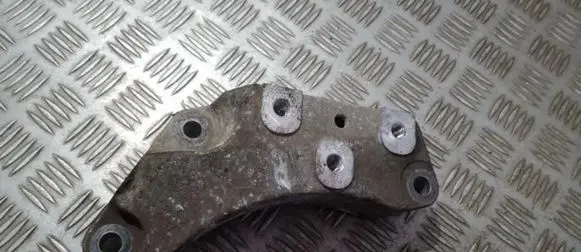 Engine mounting bracket