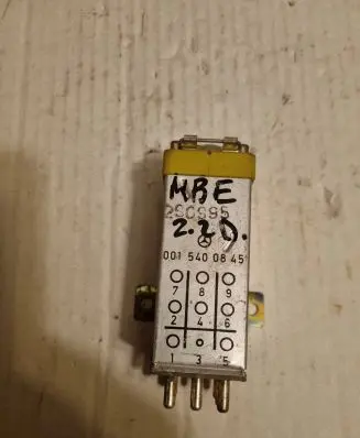 Mercedes-Benz E W124 Fuel pump relay 015400645