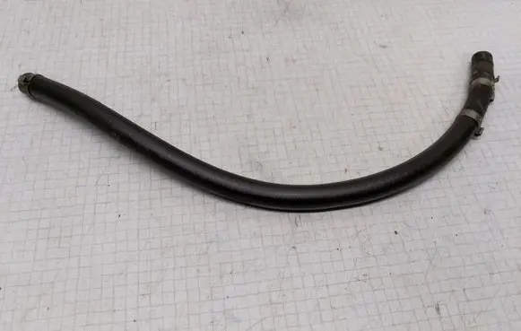 Volkswagen PASSAT B5.5 Engine coolant pipe/hose