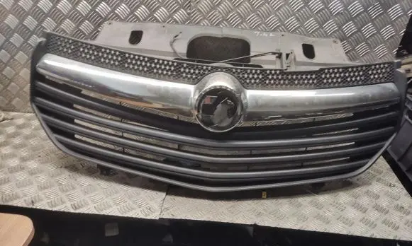 Opel Vivaro Front bumper upper radiator grill 214b37781r