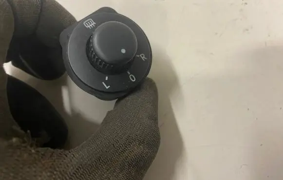 Wing mirror switch