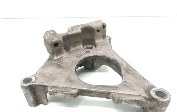 Nissan Primera Engine mounting bracket