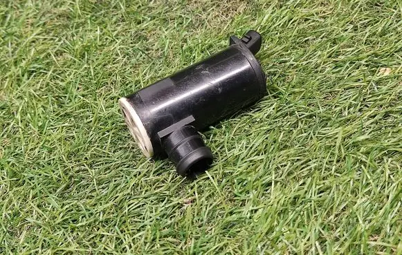 Hyundai ix35 Windscreen/windshield washer pump 985102S100
