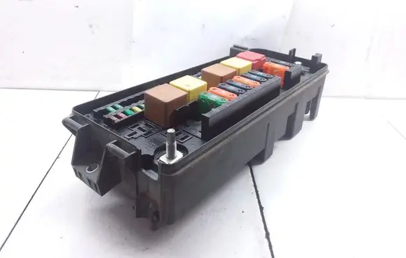 Opel Vectra C Fuse module 13112917