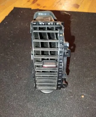 Nissan Note (E11) Dash center air vent grill 68751BH00A P19660A27900 687519U010