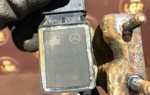 Mercedes-Benz E W211 Headlight/headlamp level sensor A0105427617