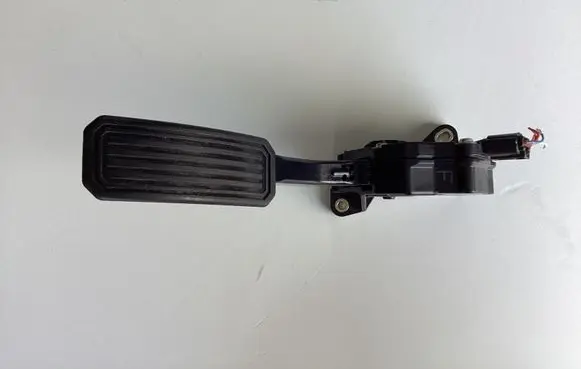 Toyota RAV 4 (XA30) Accelerator throttle pedal 7811042010 03J12C00366