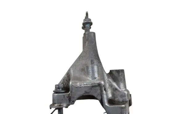 Engine mounting bracket