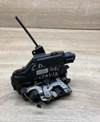 Skoda Octavia Mk1 (1U) Rear door lock 7L0839016 A00476