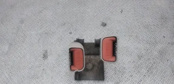 Middle seatbelt buckle (rear)