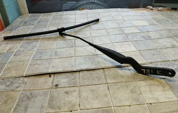 Ford C-MAX I Front wiper blade arm 74560