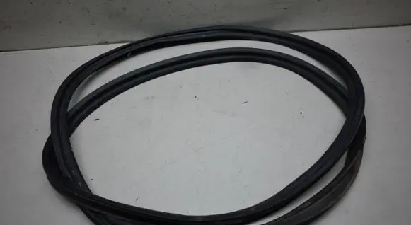 Trunk rubber seal (body)