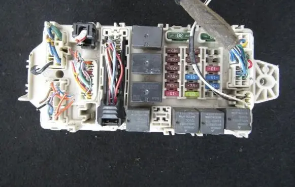 Mitsubishi Outlander Fuse box set g8c223m3c g8c-223m-3c