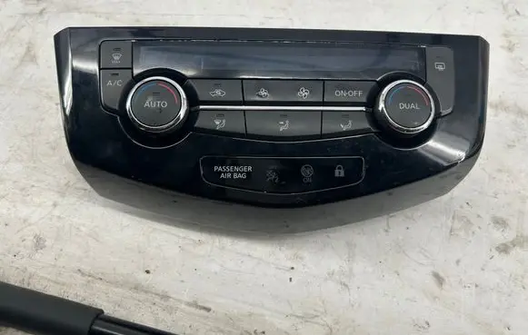 Nissan Qashqai Climate control unit 275004EA0A T907770D