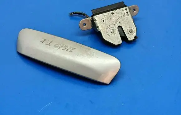 Opel Corsa D Tailgate/trunk/boot lock/catch/latch 55701971