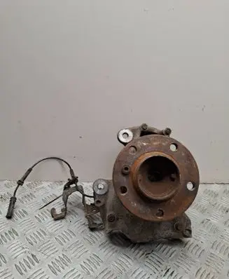 Front wheel hub