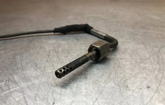 Mercedes-Benz Sprinter W906 Oil temperature sensor A0071537528
