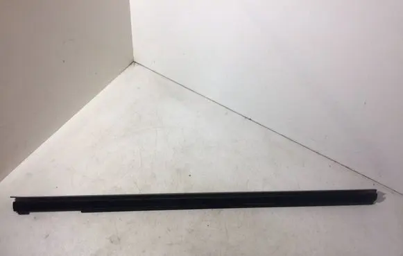 Volkswagen PASSAT B4 Front door glass trim molding 