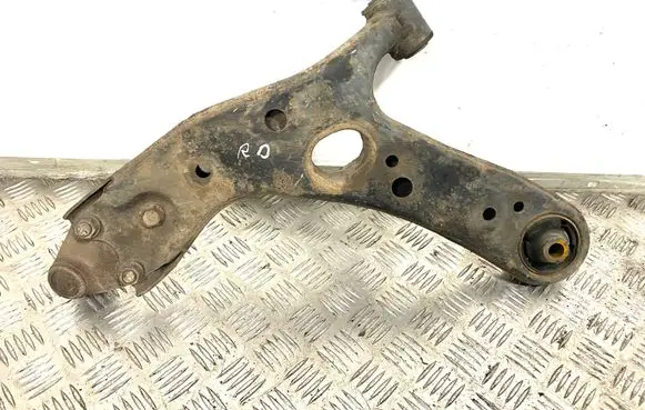 Toyota Avensis T270 Front lower control arm/wishbone 34508