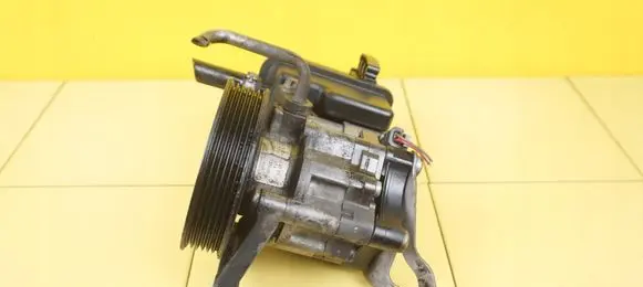 Mercedes-Benz E W212 Power steering pump A0064664701 651924