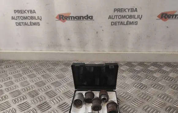 Toyota Avensis T270 Anti-theft wheel nuts and lock PZ4AKEV90600