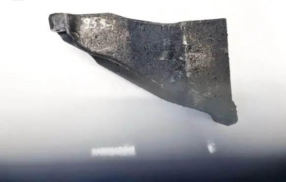 Volkswagen PASSAT B5.5 Engine mounting bracket 8D0199307P