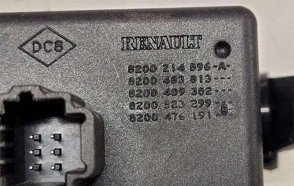 Renault Clio III Hazard light switch 8200214896