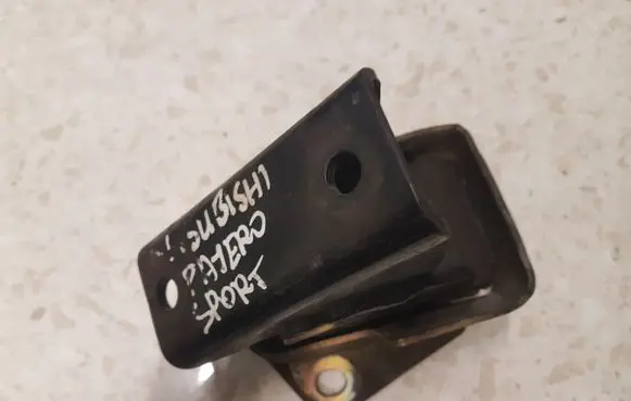Mitsubishi Pajero Sport I Engine mount bracket MR210868