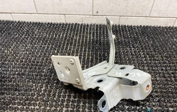 Renault Megane III Fender mounting bracket 6256002E