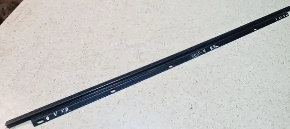 Volkswagen Golf V Front door glass trim molding 1K4837477D 1K4837477B