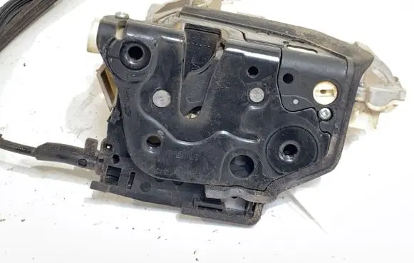Volkswagen PASSAT B6 Front door lock 3C1837016A