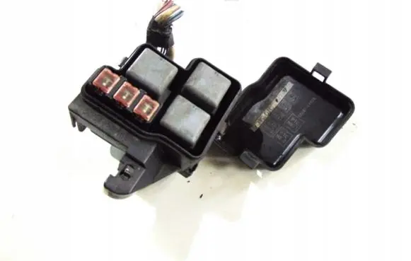 Toyota Previa (XR30, XR40) II Relay mounting block 